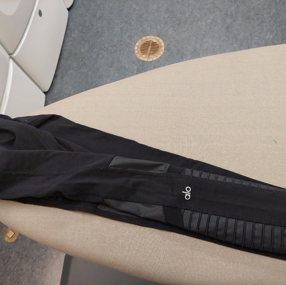 Women's  ALO  black yoga pants 🖤🤍 - Picture 2 of 3